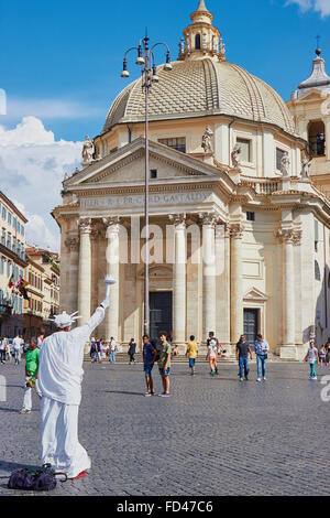 Artiste de rue habillés comme la Statue de la liberté en face de l'église Santa Maria in Montesanto Piazza Del Popolo Rome Italie Banque D'Images