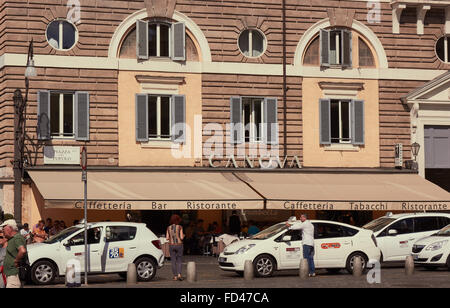 Café à l'extérieur d'attente des taxis Canova Piazza Del Popolo Rome Lazio Italie Europe Banque D'Images