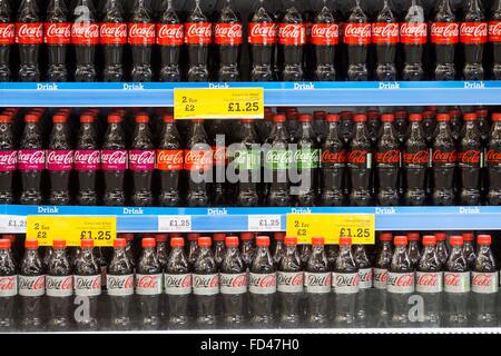 Bouteilles de coca-cola dans un supermarché anglais Banque D'Images