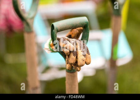 Une bêche de jardinier et des gants Banque D'Images