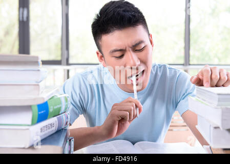 College student studying in library Banque D'Images