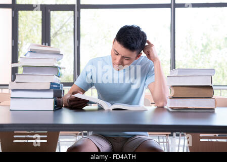 College student studying in library Banque D'Images