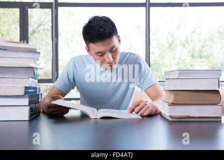 College student studying in library Banque D'Images