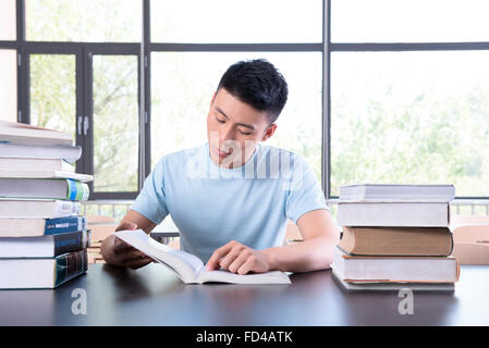 College student studying in library Banque D'Images