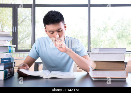 College student studying in library Banque D'Images