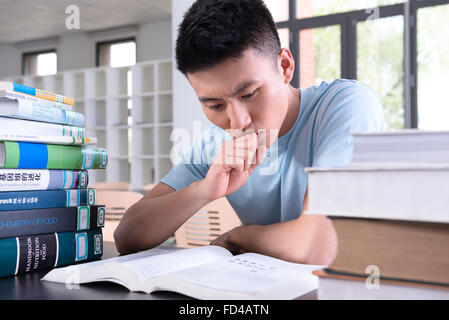 College student studying in library Banque D'Images