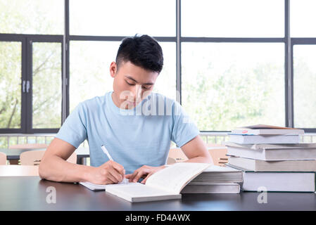 College student studying in library Banque D'Images