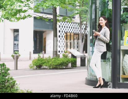 Japanese attractive businesswoman au centre-ville de Tokyo Banque D'Images