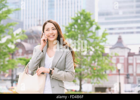 Japanese attractive businesswoman au centre-ville de Tokyo Banque D'Images