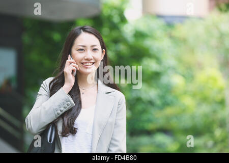 Japanese attractive businesswoman au centre-ville de Tokyo Banque D'Images