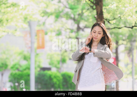 Japanese attractive businesswoman au centre-ville de Tokyo Banque D'Images