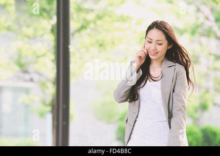 Japanese attractive businesswoman au centre-ville de Tokyo Banque D'Images