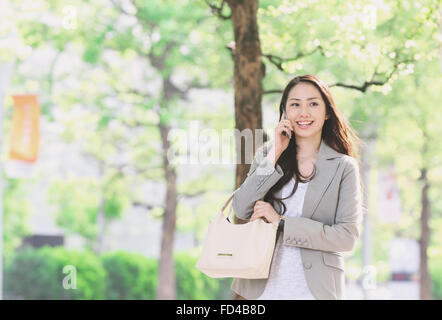 Japanese attractive businesswoman au centre-ville de Tokyo Banque D'Images