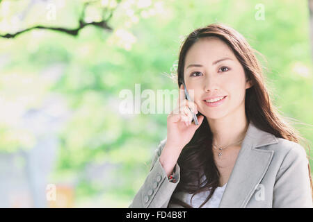 Japanese attractive businesswoman au centre-ville de Tokyo Banque D'Images