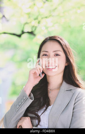 Japanese attractive businesswoman au centre-ville de Tokyo Banque D'Images