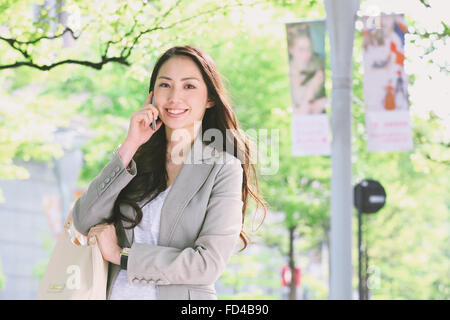 Japanese attractive businesswoman au centre-ville de Tokyo Banque D'Images