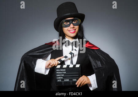 Le woman wearing mask avec film board Banque D'Images