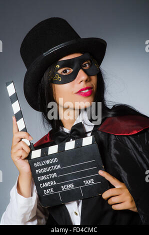 Le woman wearing mask avec film board Banque D'Images