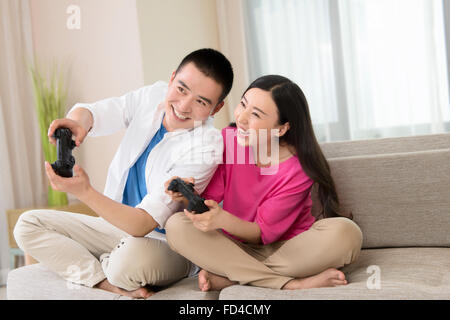 Jeune couple playing video games Banque D'Images