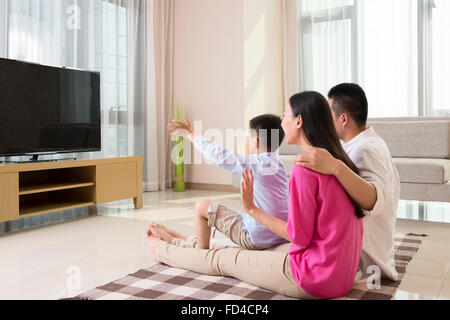 Jeune famille vidéo-conférence sur la TV Banque D'Images