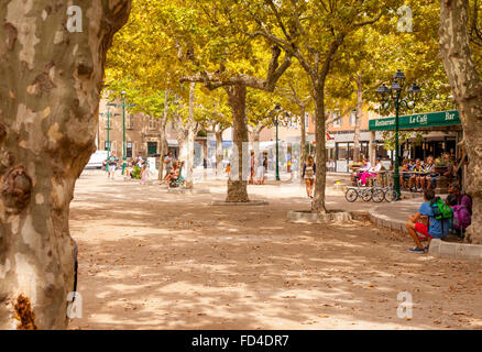 La place centrale à Saint-Tropez, Var, France. Banque D'Images