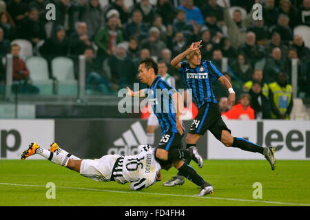 Turin, Italie. 27 Jan, 2016. Coppa Italia Semi finale. La Juventus et l'Inter. Jeison Murillofouls Juan Cuadrado en tant que dernier homme et reçoit une carte rouge : Action Crédit Plus Sport/Alamy Live News Banque D'Images