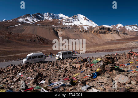 La passe himalayen Lachung La (5079m) sur la route de Manali à Leh, Inde Banque D'Images