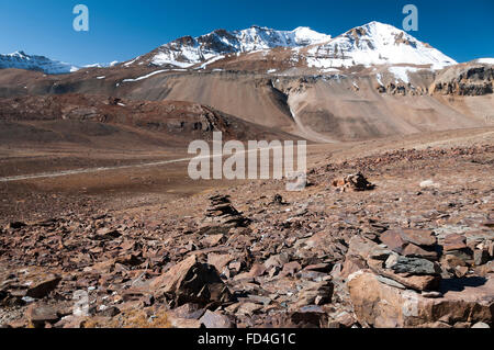 La passe himalayen Lachung La (5079m) sur la route de Manali à Leh, Inde Banque D'Images