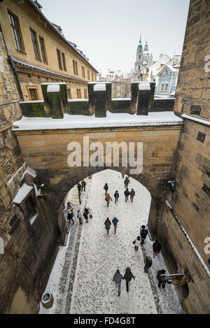 Vue de la cathédrale de Saint Nicolas (Pont sur la rue Mostecka) dans la ville basse de Prague en hiver, en République Tchèque Banque D'Images