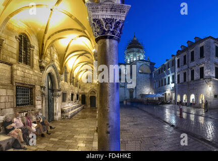 La Croatie, Dubrovnik, Dubrovnik Cathédrale et palais du recteur, nuit Banque D'Images