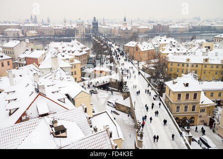 Vue de la cathédrale de Saint Nicolas (Pont sur la rue Mostecka) dans la ville basse de Prague en hiver, en République Tchèque Banque D'Images