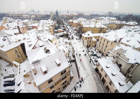 Vue de la cathédrale de Saint Nicolas (Pont sur la rue Mostecka) dans la ville basse de Prague en hiver, en République Tchèque Banque D'Images