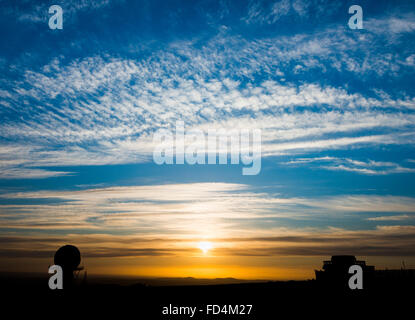 Titterstone Clee Hill, London, UK. 28 janvier, 2016. Météo France, Shropshire, Angleterre. 28 janvier 2015. Lever de soleil sur l'installation du radar sur Titterstone Clee Hill, London, UK. Crédit : John Hayward/Alamy Live News Banque D'Images