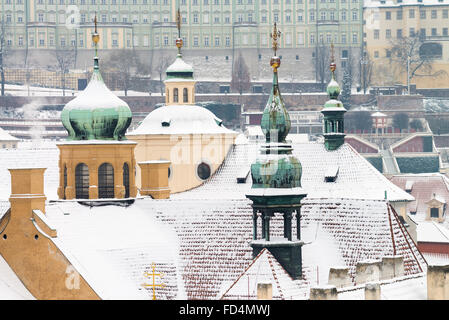 Harfang des toits de la ville basse de Prague en hiver, en République tchèque, en Europe Banque D'Images