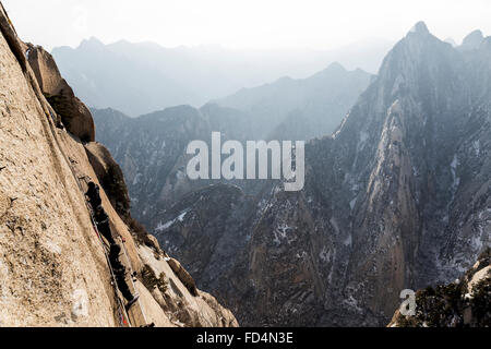 Les Randonneurs marchant sur le sentier du mont Danger Hua Shan Banque D'Images