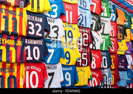 Faux maillots de football à un marché de rue de Mong Kok, Hong Kong Banque D'Images