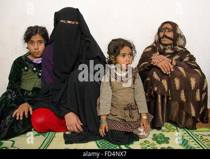 Les femmes bandari wearing mask burqa et voile avec des enfants, l'île de Qeshm, Salakh, Iran Banque D'Images