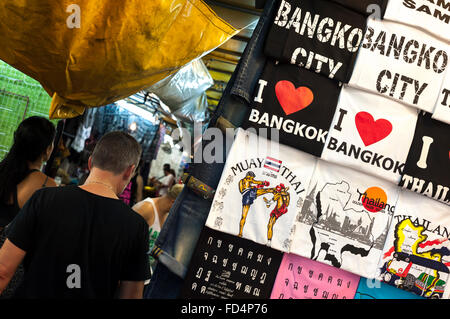 T-shirts en vente au marché nocturne de Patpong, Bangkok Banque D'Images