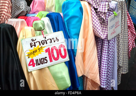 Tissu coloré en vente au marché de Sampeng Lane, Bangkok Banque D'Images