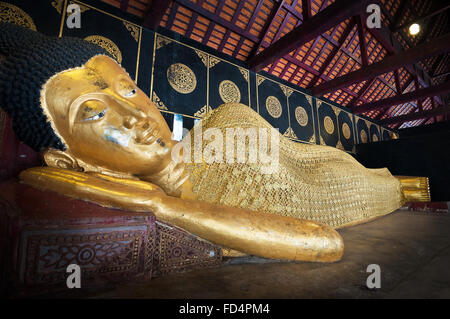 Bouddha couché du Wat Chedi Luang à Chiang Mai, Thaïlande Banque D'Images