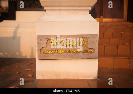 Veuillez enlever vos chaussures signe à Wat Chedi Luang, Chiang Mai, Thaïlande Banque D'Images