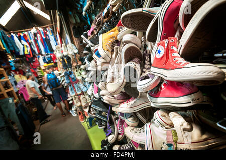 Vieux Converse formateurs au marché de Chatuchak, Bangkok Banque D'Images