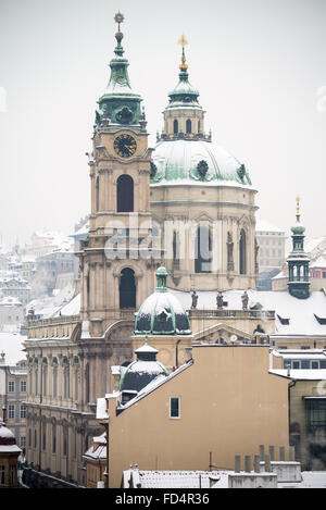 Vue de la cathédrale de Saint Nicolas (Pont sur la rue Mostecka) dans la ville basse de Prague en hiver, en République Tchèque Banque D'Images