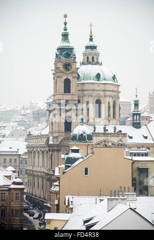 Vue de la cathédrale de Saint Nicolas (Pont sur la rue Mostecka) dans la ville basse de Prague en hiver, en République Tchèque Banque D'Images