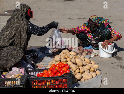 Les femmes bandari portant les masques traditionnels appelés les burqas sur un marché, d'Hormozgan, Bandar Abbas, Iran Banque D'Images