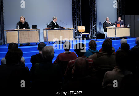 Braunschweig, Allemagne. 20 Jan, 2016. Acteurs Martina Struppek (l-r), Hans-Werner Leupelt, Moritz Duerr et Andreas Voegler effectuer lors d'une répétition de la pièce 'la terreur' à l'état Theatre à Braunschweig, Allemagne, 20 janvier 2016. Le jeu, s'occupe d'une grande allemande qui est à l'essai pour la commande de la destruction en vol d'un avion de passagers qui a été détourné par un groupe terroriste à l'intention de s'écraser l'avion dans un stade de football entièrement occupé. À la fin de la pièce, le public est invité à voter sur le verdict. Photo : Peter Steffen/dpa/Alamy Live News Banque D'Images