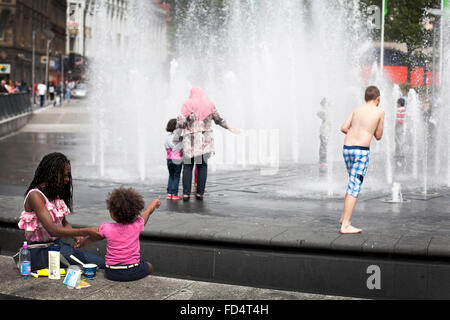 Fontaine à eau dans les jardins de Piccadilly Manchester sur un jour d'été ensoleillé Banque D'Images