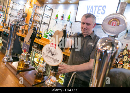 Projet de vraies bières dans un pub Yates Banque D'Images