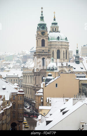 Vue de la cathédrale de Saint Nicolas (Pont sur la rue Mostecka) dans la ville basse de Prague en hiver, en République Tchèque Banque D'Images