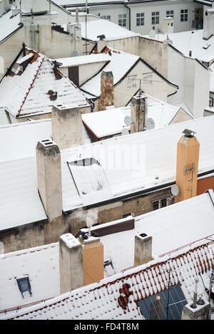 Harfang des toits de la ville basse de Prague en hiver, en République tchèque, en Europe Banque D'Images